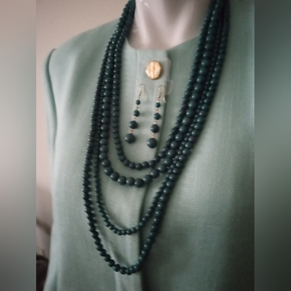 Green Beaded Necklace with Elegant Design